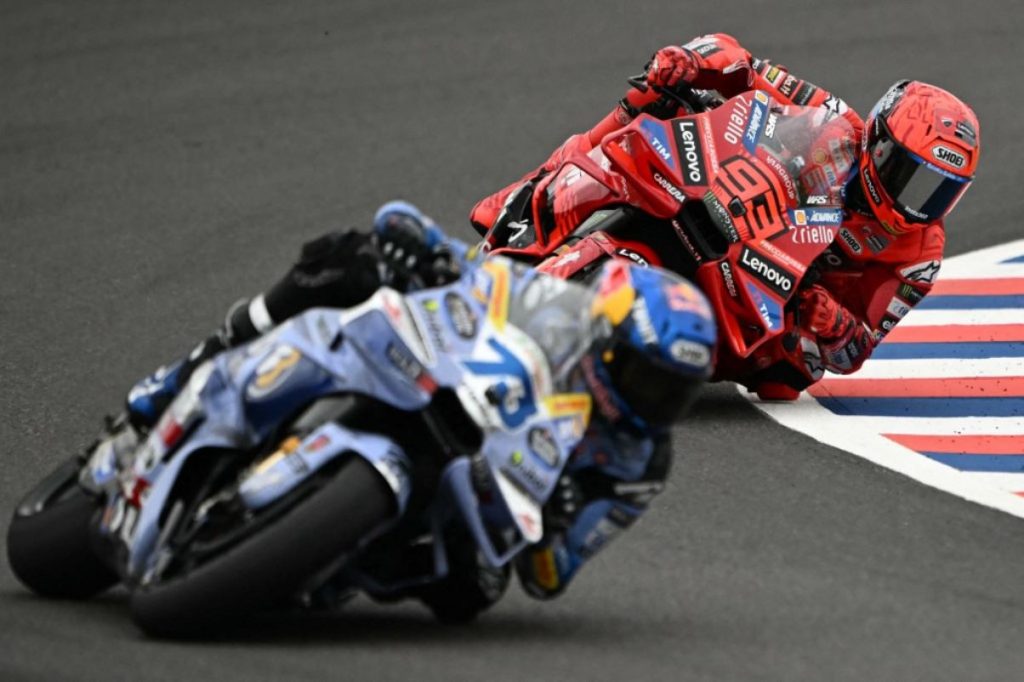 MotoGP 2025: Ekspresi Marc Marquez Menghadapi Tantangan dari Alex Marquez