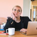 Orang yang Buru-buru Pesan Tiket Pesawat? Ingin Tahu 7 Tingkah Laku Mereka?