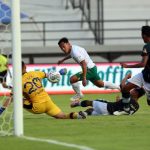 Mengingat Kembali Kisah Samsul Arif: Pahlawan Persebaya yang Tolak Rayakan Gol ke Gawang Arema FC