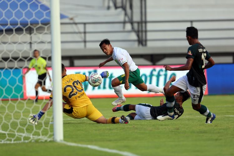 Mengingat Kembali Kisah Samsul Arif: Pahlawan Persebaya yang Tolak Rayakan Gol ke Gawang Arema FC