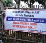 Spanduk “Bapa Tiri” Sambut Dedi Mulyadi di Cirebon Timur, Warga Menuntut Perbaikan Jalan Rusak