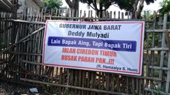 Spanduk “Bapa Tiri” Sambut Dedi Mulyadi di Cirebon Timur, Warga Menuntut Perbaikan Jalan Rusak